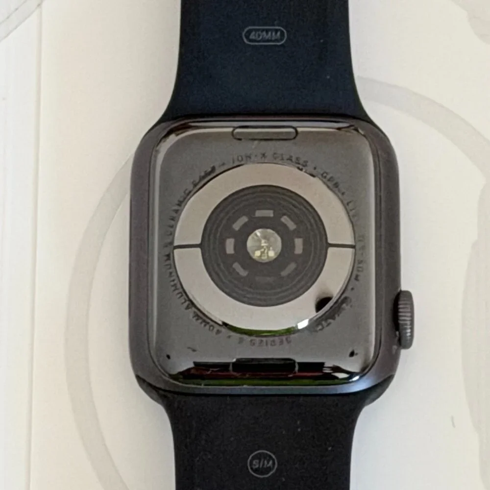 Apple Watch Series 5 - 40mm Band and Charger - Picture 5 of 8